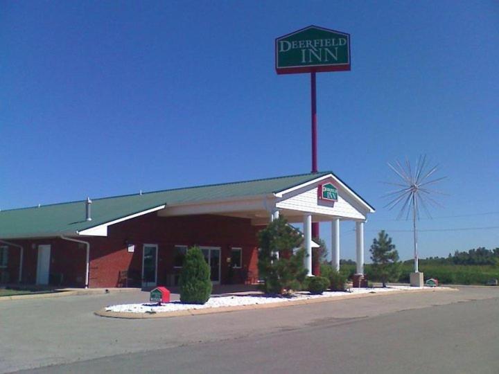 Deerfield Inn And Suites Steele Exterior photo